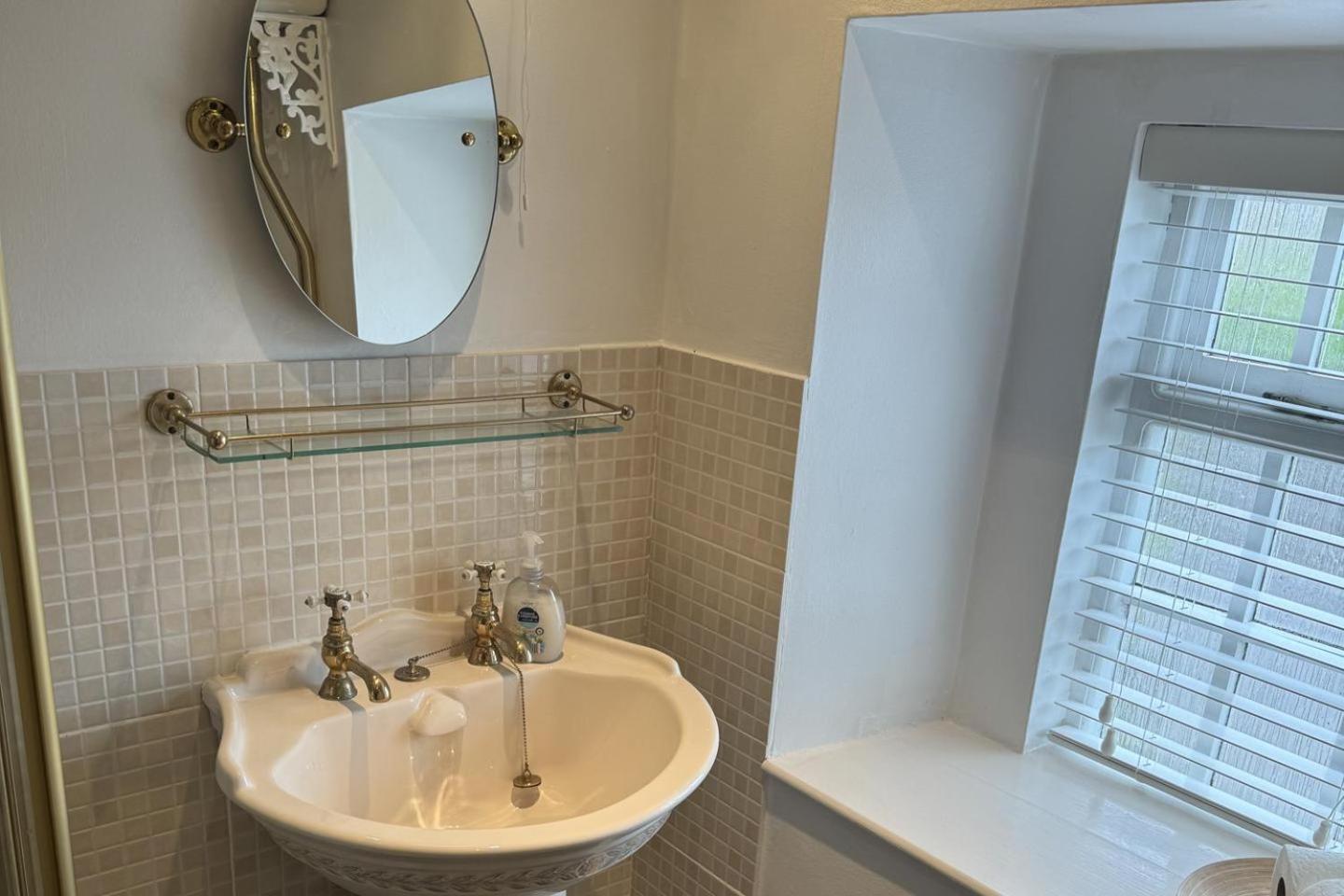 Superbly Appointed 3 Bedrooms And 3 Bathrooms * Bakewell